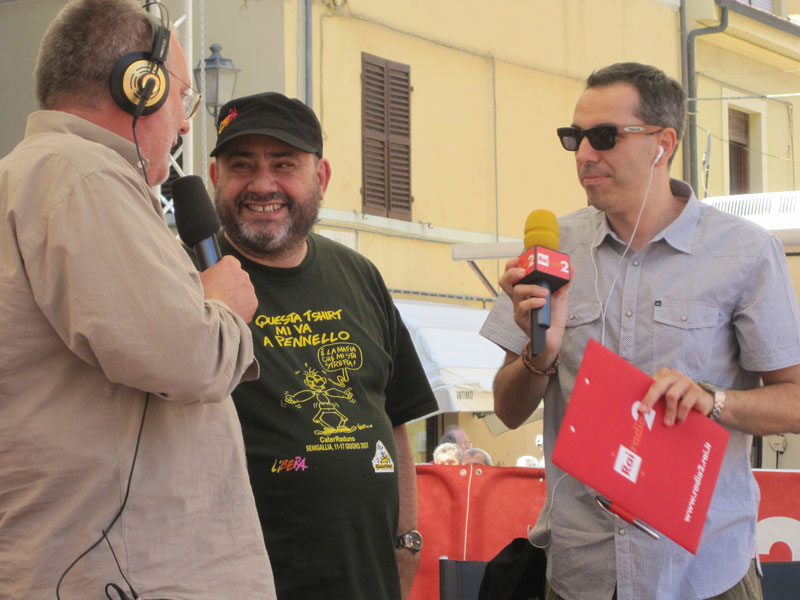 Don Tonio Dell'Olio, rappresentante di Libera, sul palco