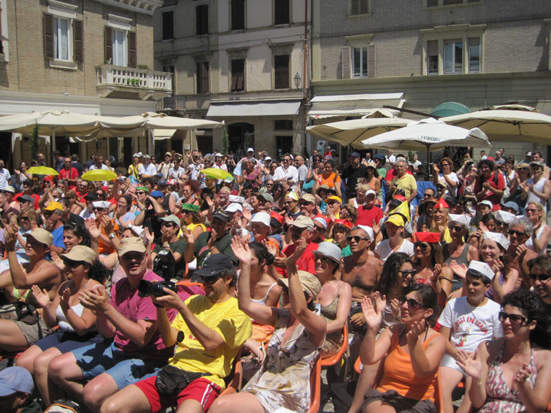 L'accoglienza del pubblico a Don Tonio Dell'Olio