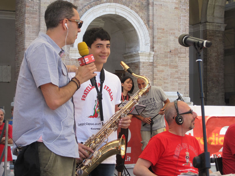 Riccardo Miseri farà sentire agli ascoltatori i progressi fatti col sax conquistato all'asta 2010