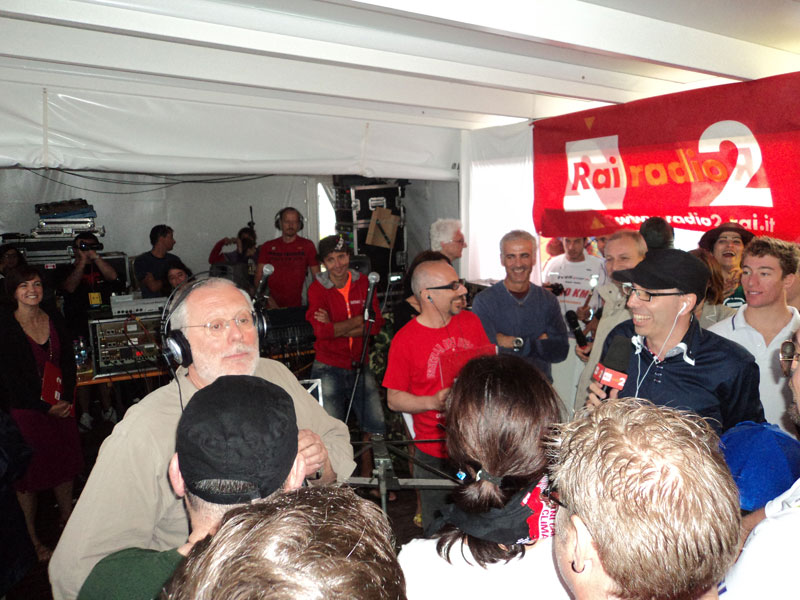 Piove sulla diretta del pomeriggio: tutti sotto il gazebo!