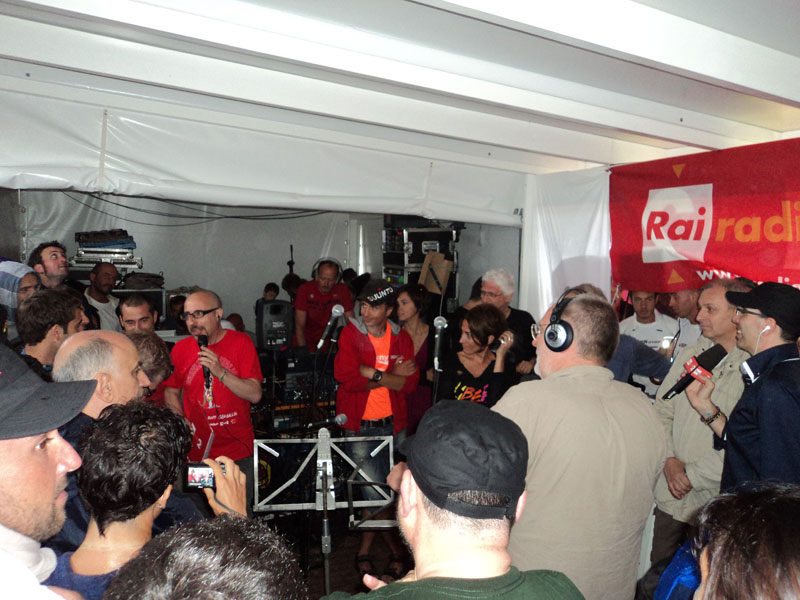 Piove sulla diretta del pomeriggio: tutti sotto il gazebo!