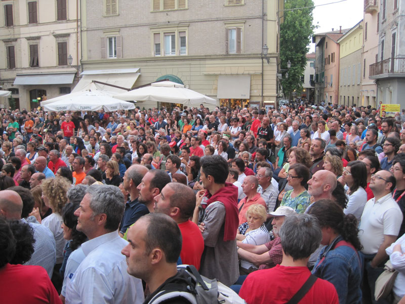 Piazza Roma gremita per l'asta della legalità per Libera