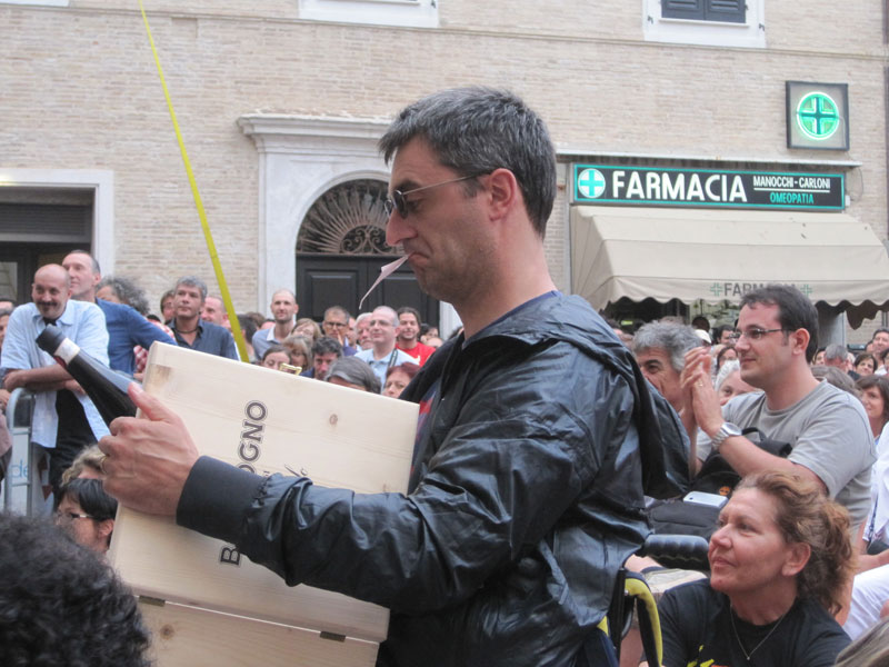 Concorrente che si è aggiudicato delle Bottiglie di Barolo durante l'asta