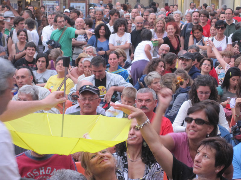 Colletta tra il pubblico per l'asta della collana da donare alla madre di Elisa claps