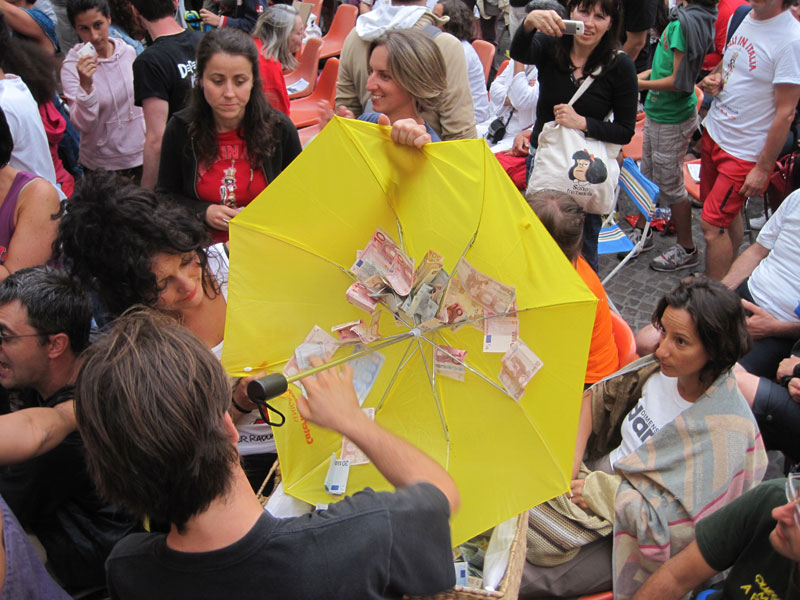 Colletta tra il pubblico per l'asta della collana da donare alla madre di Elisa claps