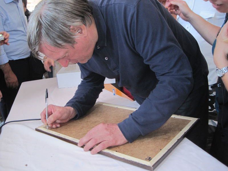 Don Ciotti autografa la foto dei Fratelli Cervi aggiudicata al PD di Senigallia