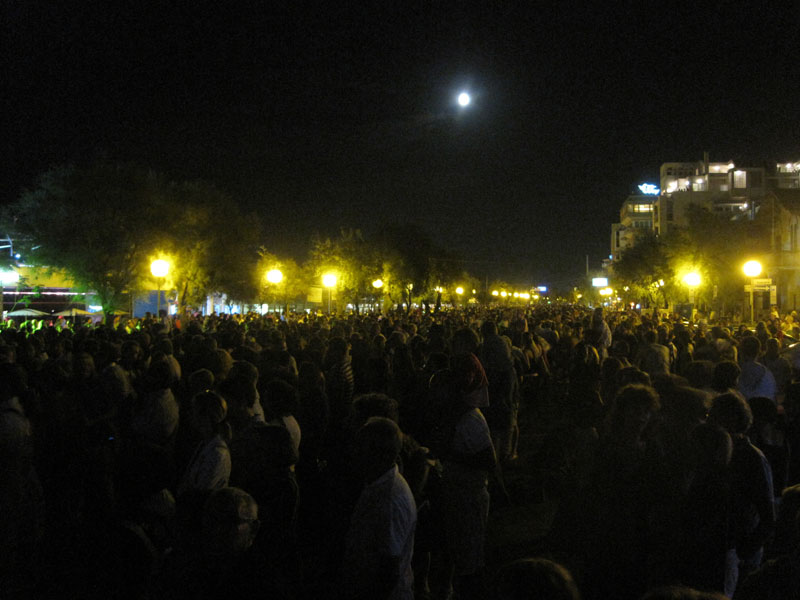Piazzale della Libertà gremito per lo spettacolo dei Sonics