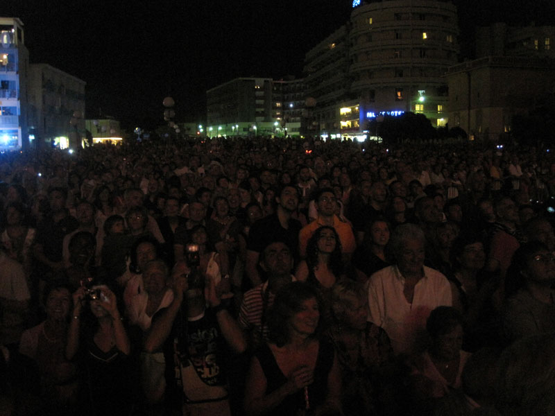 Piazzale della Libertà è col naso all'insù per i fuochi