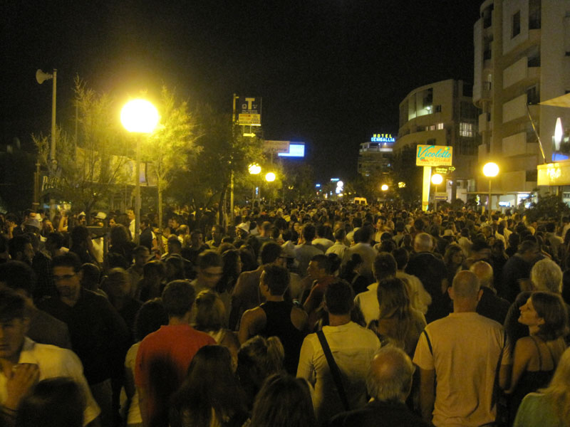 Per tutta la notte, lungomare e locali invasi da un fiume di gente