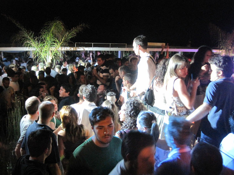 Per tutta la notte, lungomare e locali invasi da un fiume di gente