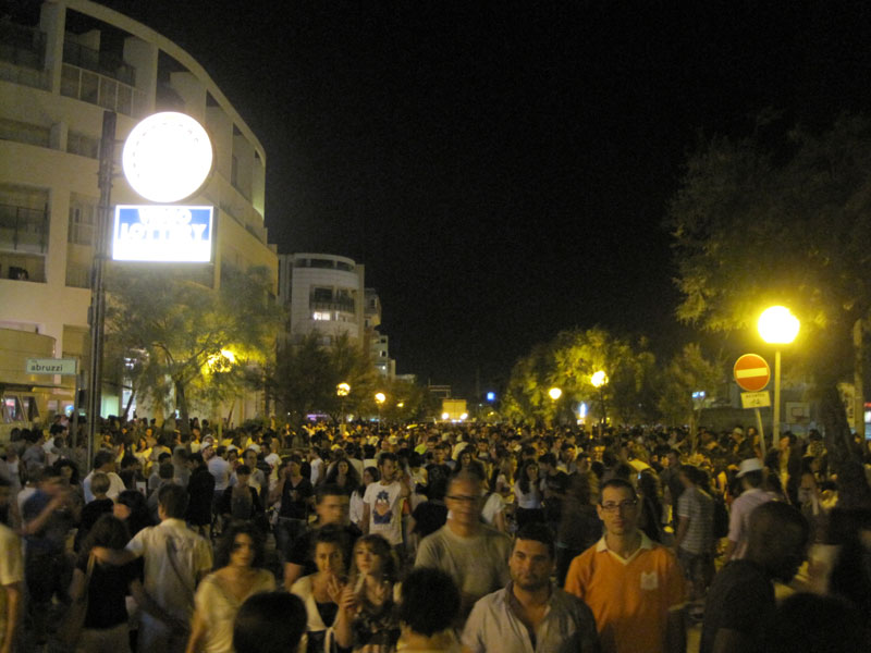 Per tutta la notte, lungomare e locali invasi da un fiume di gente
