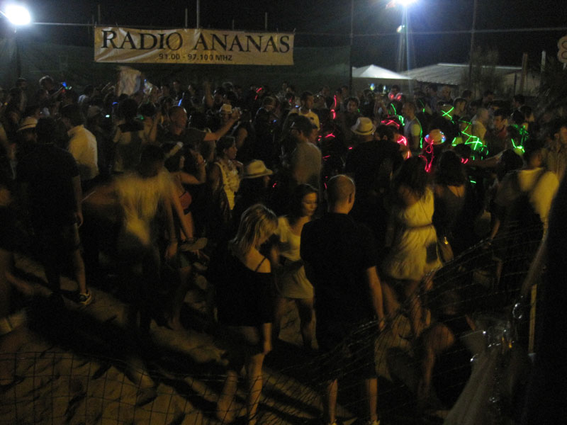 Per tutta la notte, lungomare e locali invasi da un fiume di gente