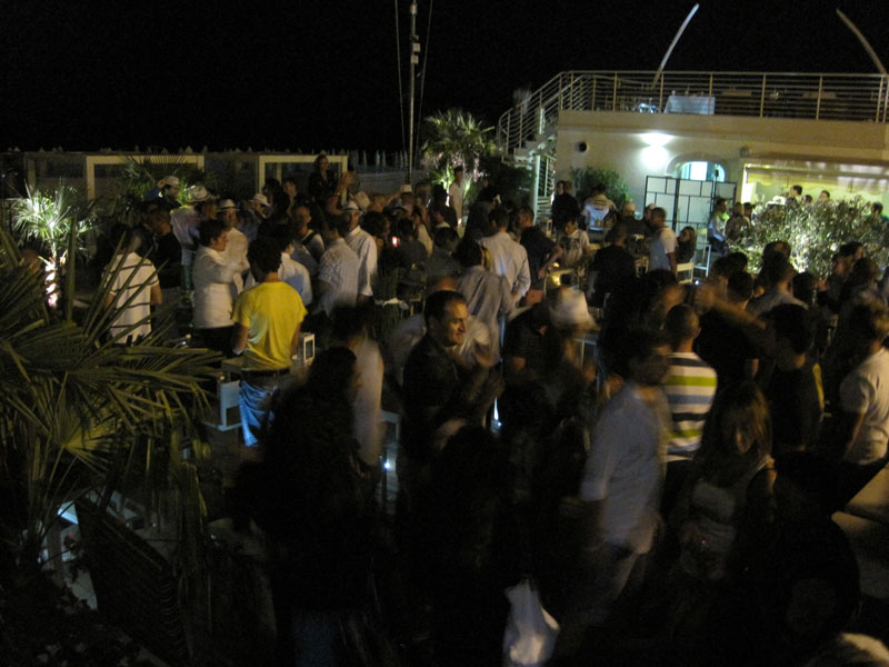 Per tutta la notte, lungomare e locali invasi da un fiume di gente
