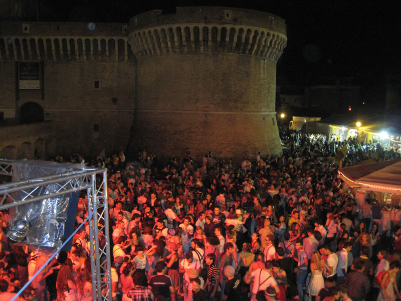 Si balla ai giardini della Rocca