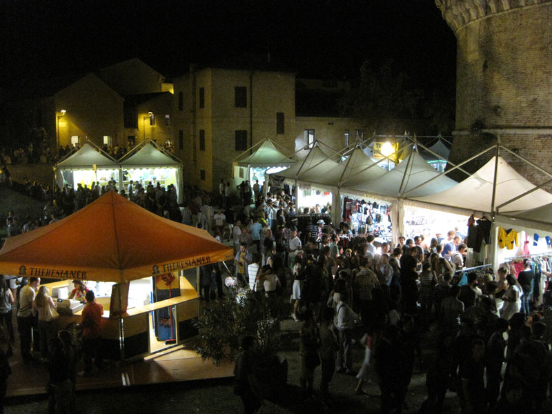 Mercatino vintage affollato nei giardini della Rocca