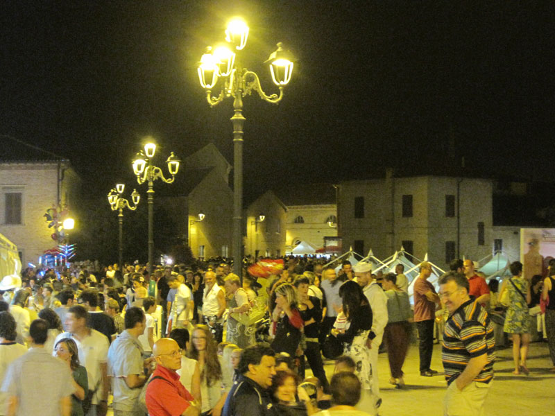 Mercatino vintage affollato in piazza del Duca