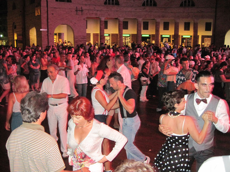 Ballerini al Foro Annonario