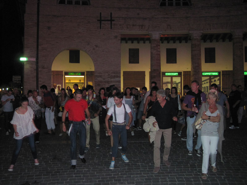...e la piazza balla!