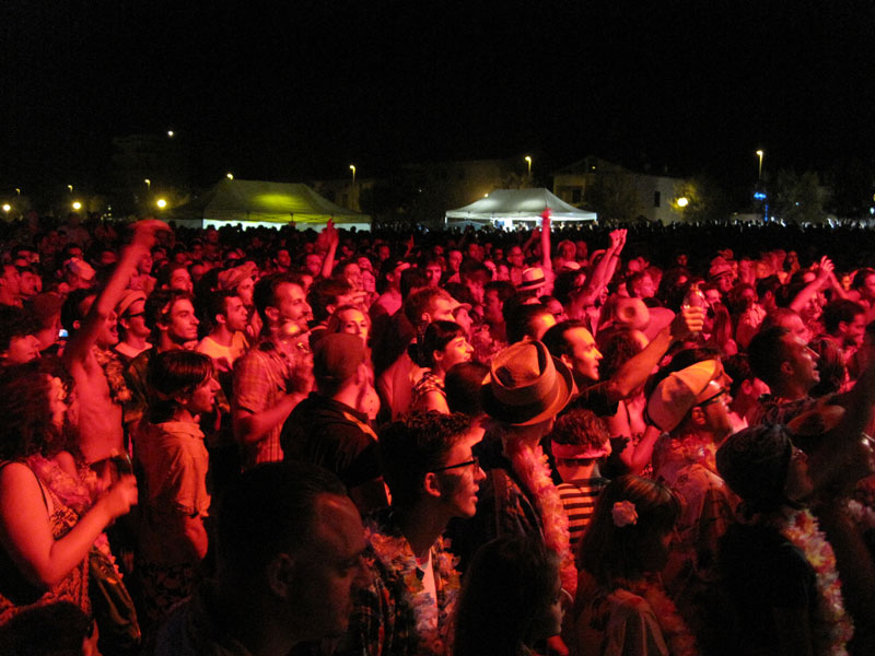 Il fitto pubblico sotto il palco