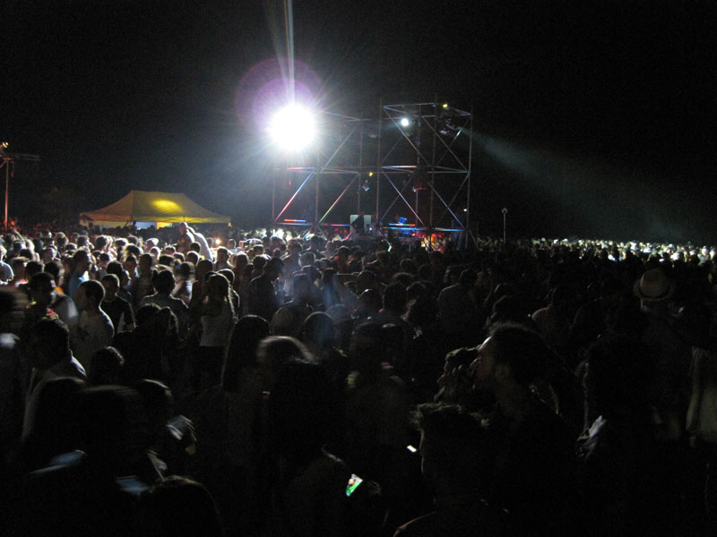 Terminato il live, si comincia a ballare sulla sabbia con i dj