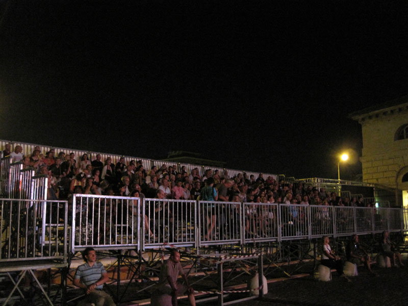 La tribuna con i posti a sedere allestita per i concerti