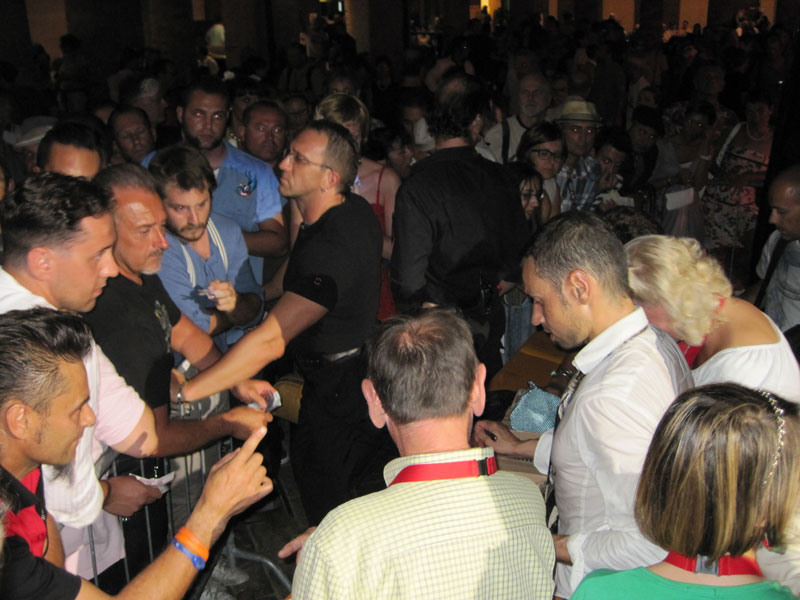 Si Cranstoun si concede ai fans per gli autografi