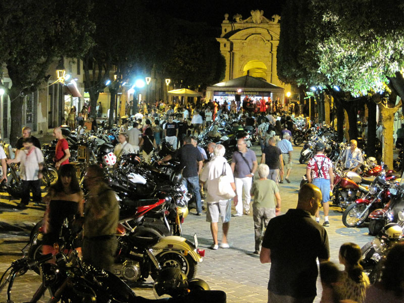 Via Carducci con il parcheggio moto