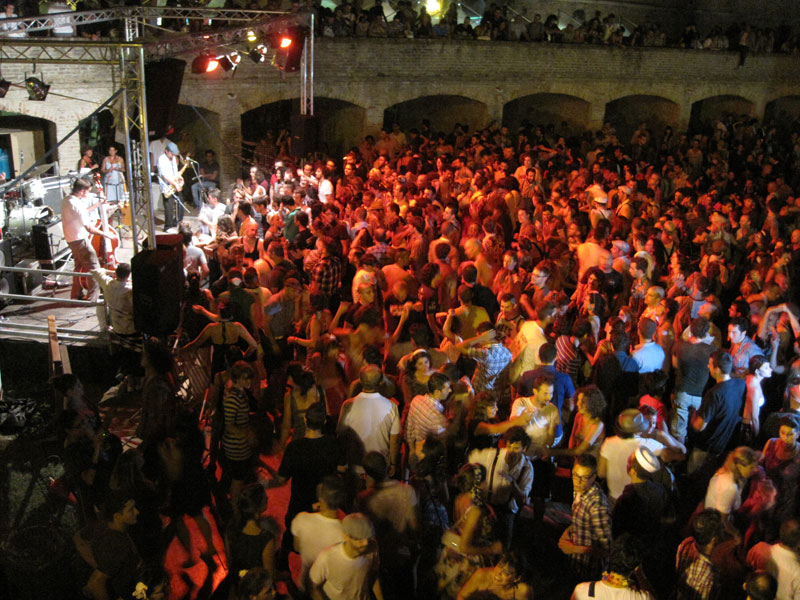 Migliaia a ballare ai giardini della Rocca di Senigallia