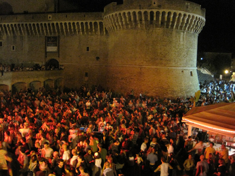 Migliaia a ballare ai giardini della Rocca di Senigallia