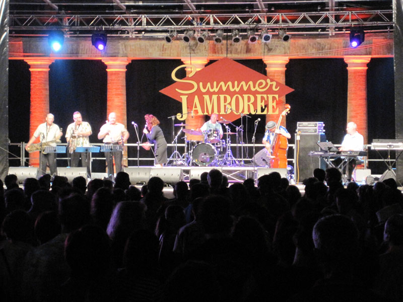 Sul palco Laura B and The Moonlighters