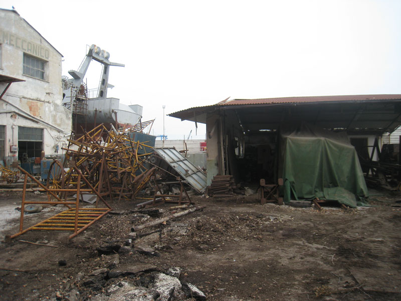 Materiale da rimuovere all'interno dell'ex-Navalmeccanico