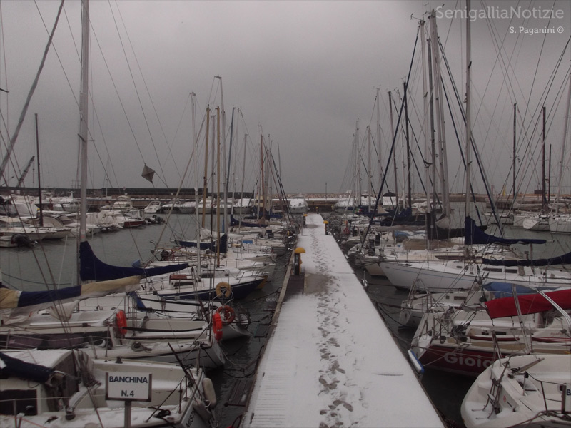 21/01/2013 - Un anno fa... il porto di Senigallia innevato