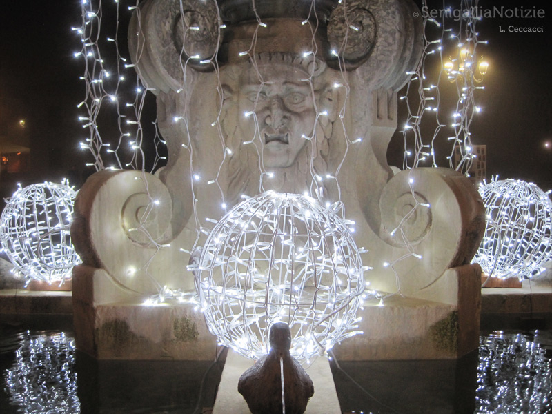 04/01/2014 - Luci di Natale per la fontana di piazza del Duca