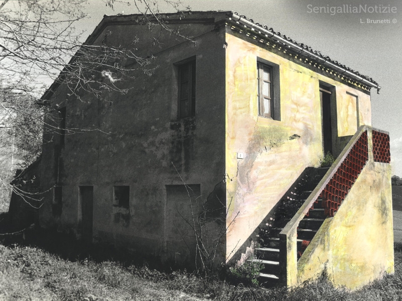 07/01/2014 - Casolare in chiaroscuro