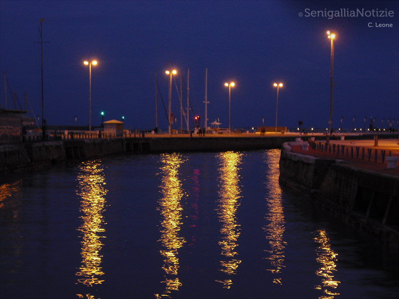 27/01/2015 - Le luci del porto illuminano le acque del Misa