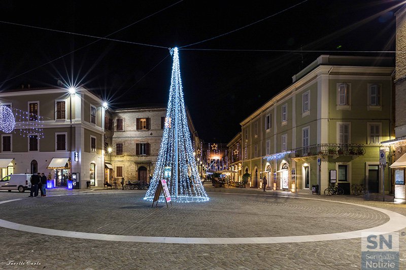 04/01/2018 - Fili di luce in piazza Saffi