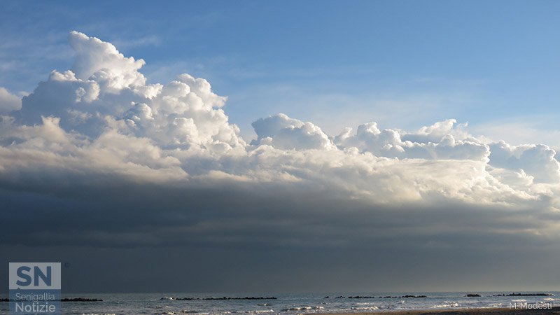 07/01/2019 - Nuvole sul mare