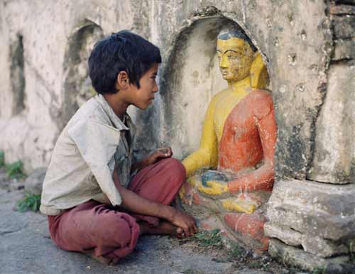 Bambino con Buddha