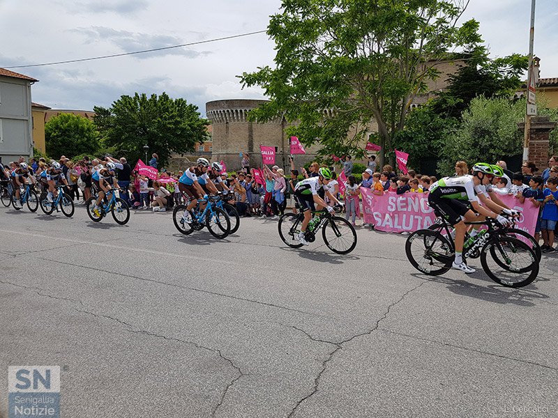 Giro d'Italia 2018 - Il gruppo passa a Senigallia