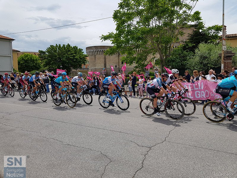 Giro d'Italia 2018 - Il gruppo passa a Senigallia
