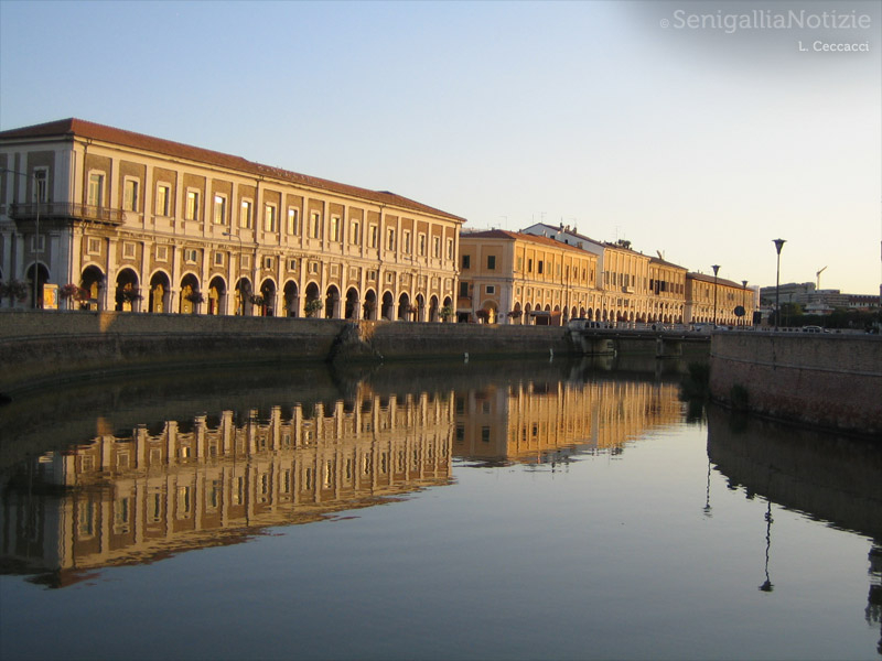 08/06/2012 - I portici di Senigallia riflessi nel fiume Misa