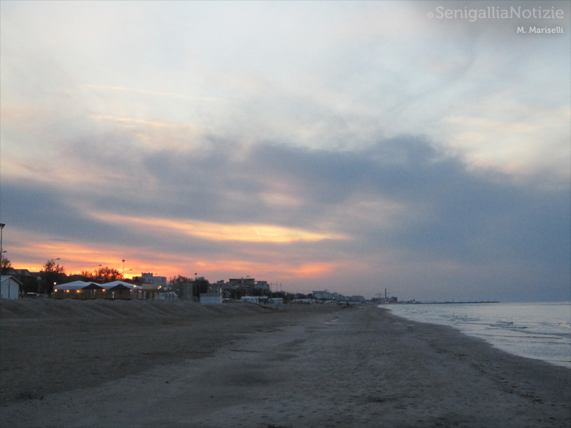11/06/2012 - Tramonto sulla spiaggia di Senigallia