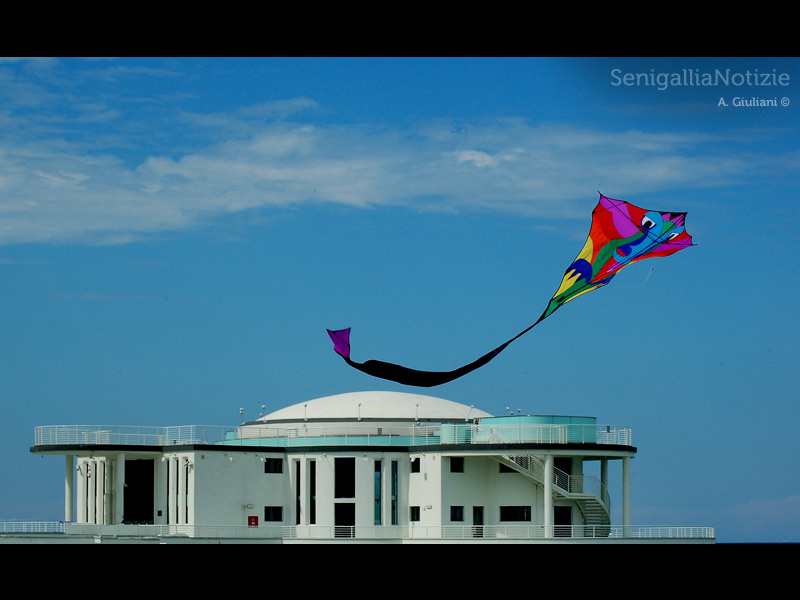 20/06/2013 - Un aquilone vola sopra la rotonda