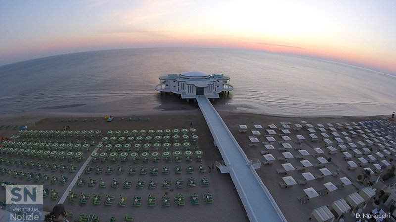 30/06/2017 - Senigallia dall'alto: la Rotonda e la spiaggia di velluto