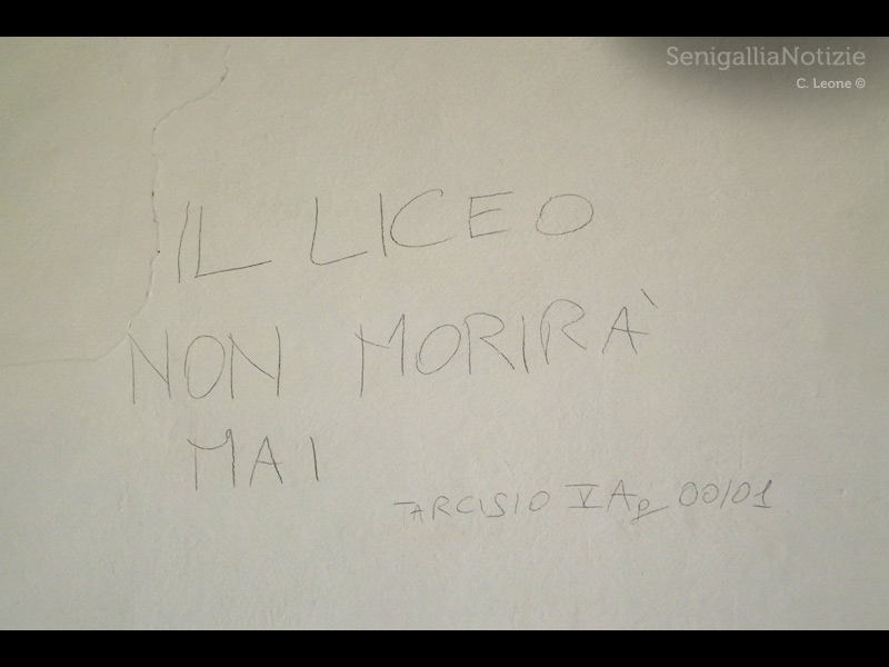 Uno slogan rimasto sulle pareti di Palazzo Gherardi