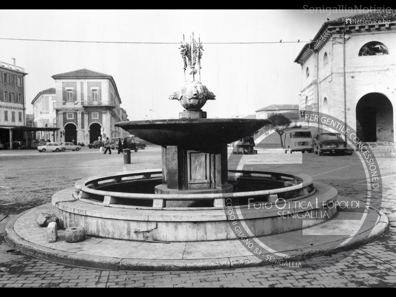Vecchia fontana del Foro Annonario - Leopoldi-1978