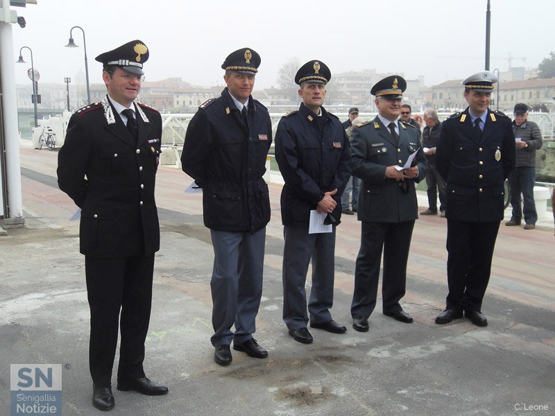 Rappresentanti delle forze dell'ordine all'inaugurazione della caserma