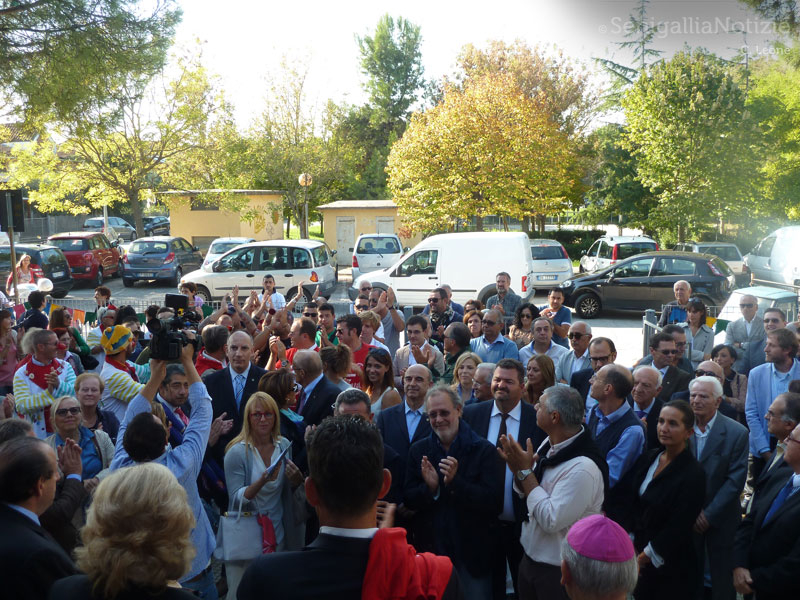 L'applauso ai ragazzi della curva nord dell'Ancona calcio per l'aiuto dato