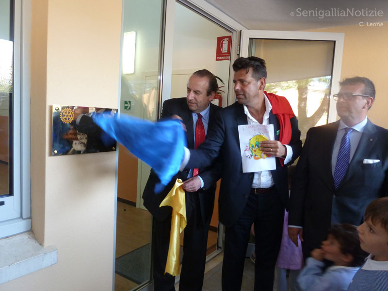 La targa viene scoperta