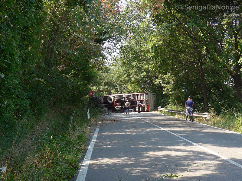 Il tir ribaltatosi dopo oltre 50 metri